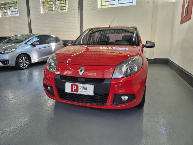 RENAULT - SANDERO - 2013/2014 - Vermelha - R$ 35.900,00