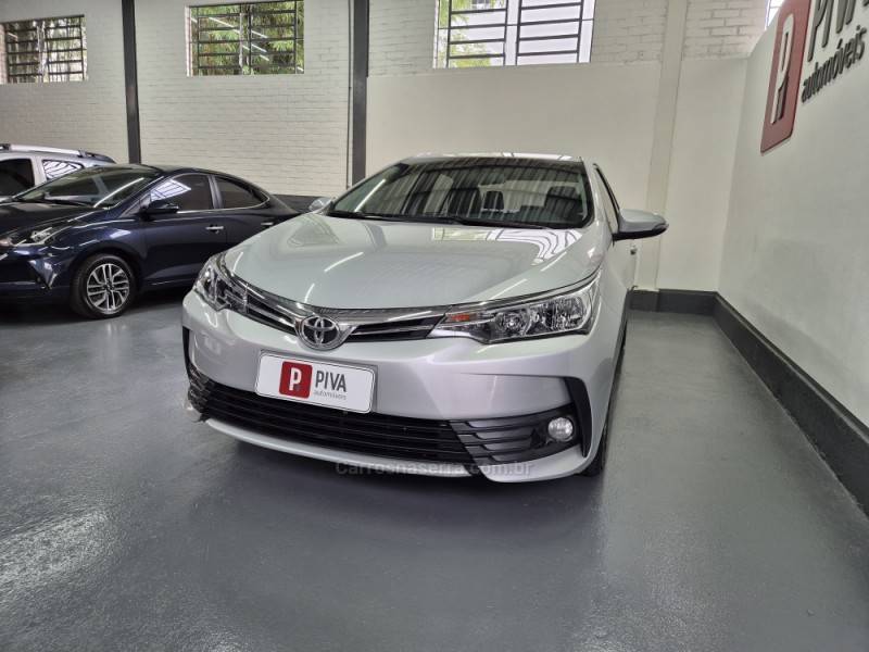 TOYOTA - COROLLA - 2018/2019 - Prata - R$ 107.900,00