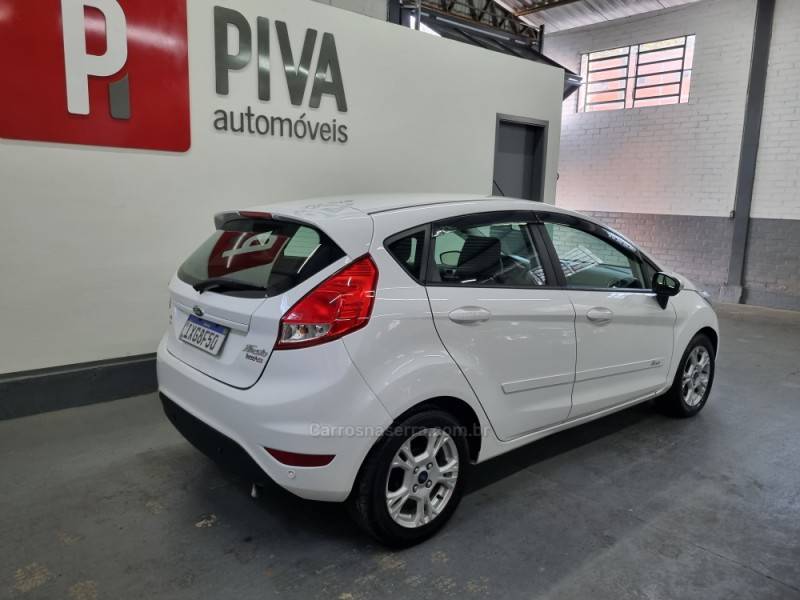FORD - FIESTA - 2016/2016 - Branca - R$ 49.900,00