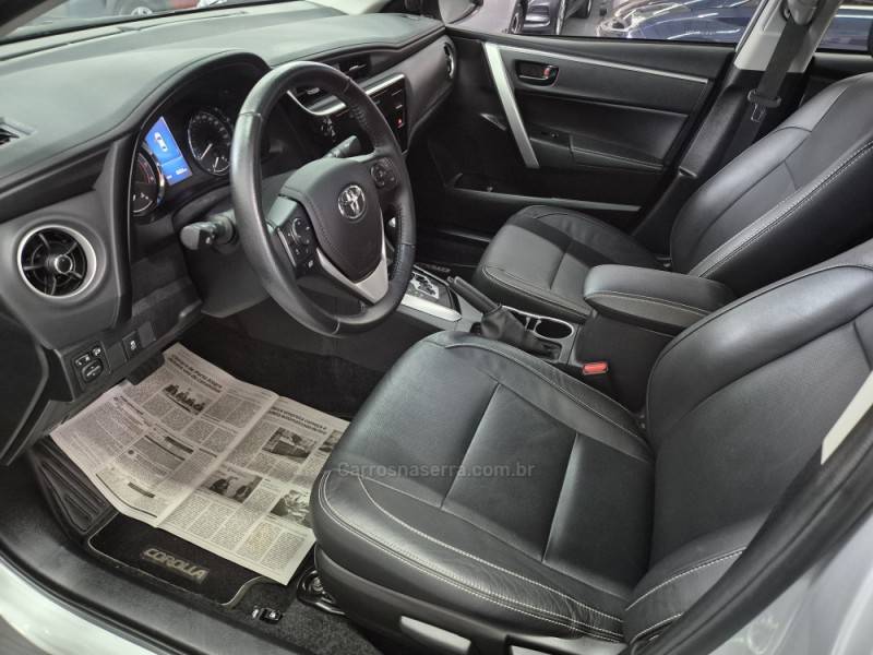TOYOTA - COROLLA - 2018/2019 - Prata - R$ 108.900,00
