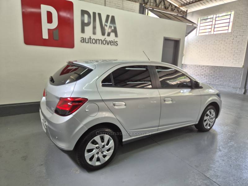 CHEVROLET - ONIX - 2014/2015 - Prata - R$ 49.900,00