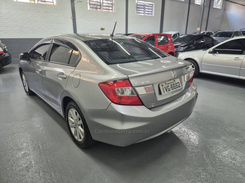HONDA - CIVIC - 2013/2014 - Prata - R$ 67.900,00