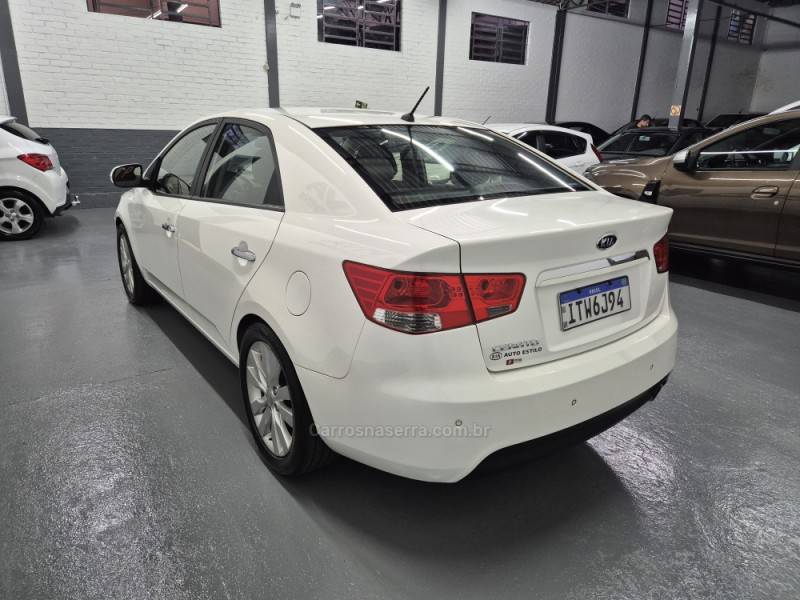 KIA MOTORS - CERATO - 2012/2013 - Branca - R$ 53.900,00