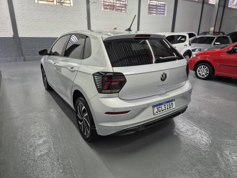 VOLKSWAGEN - POLO - 2023/2024 - Prata - R$ 102.500,00