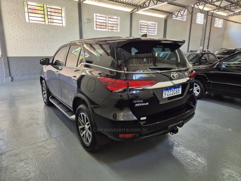 TOYOTA - HILUX SW4 - 2017/2017 - Preta - R$ 215.000,00