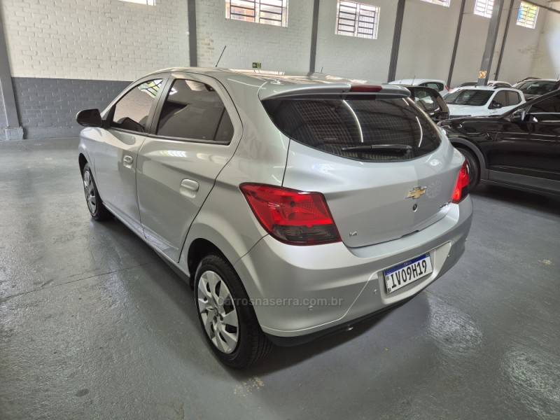 CHEVROLET - ONIX - 2014/2015 - Prata - R$ 49.900,00