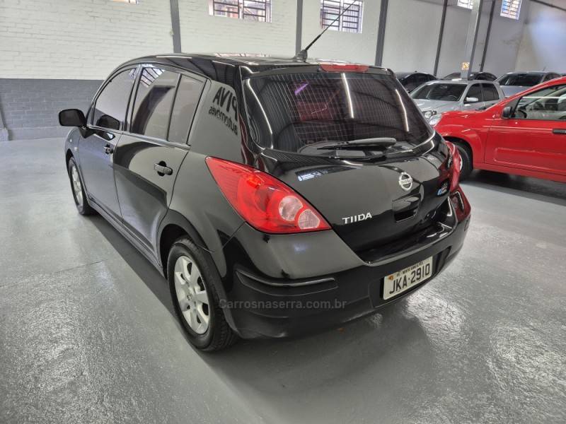 NISSAN - TIIDA - 2010/2011 - Preta - R$ 32.500,00