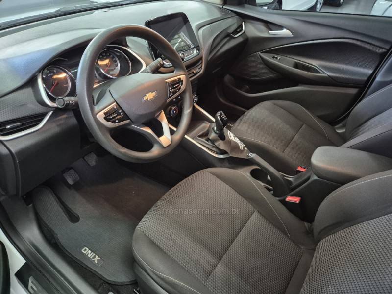 CHEVROLET - ONIX - 2022/2023 - Branca - R$ 77.000,00