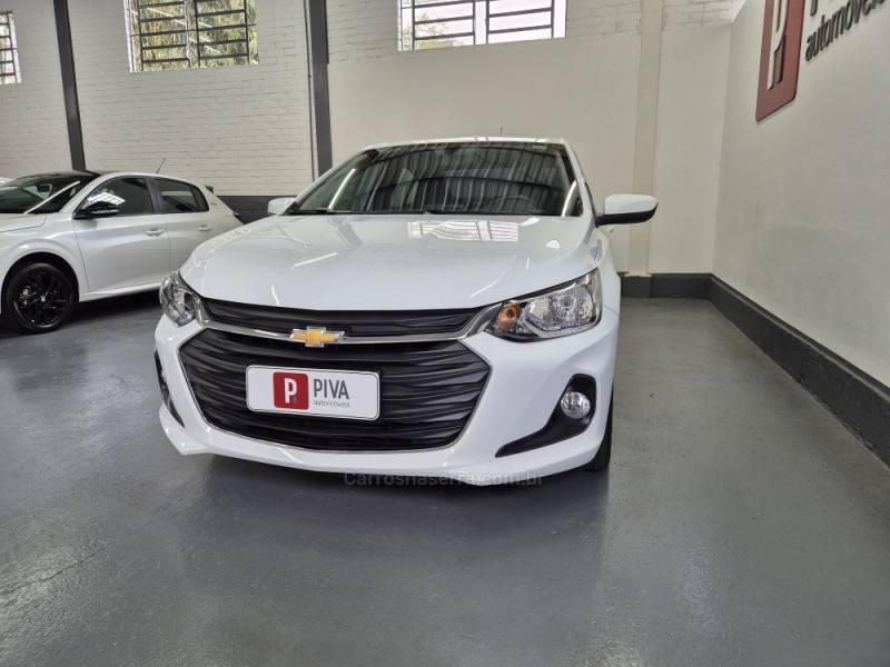 CHEVROLET - ONIX - 2022/2023 - Branca - R$ 77.000,00