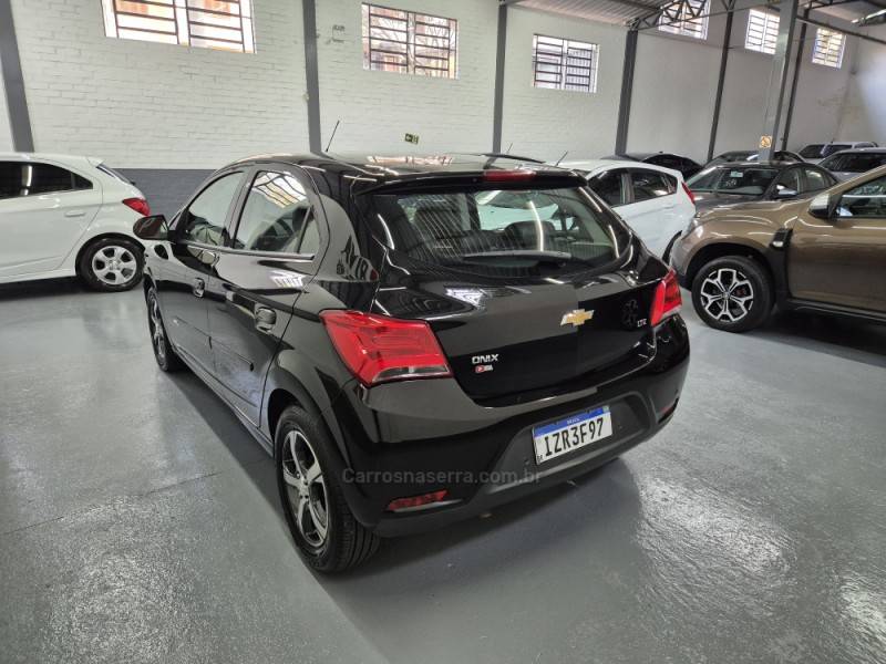 CHEVROLET - ONIX - 2019/2019 - Preta - R$ 69.500,00