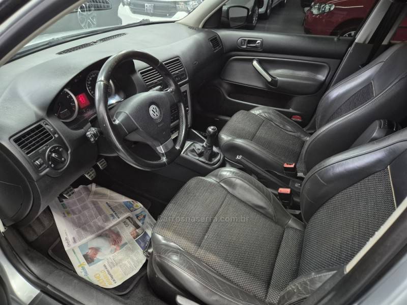 VOLKSWAGEN - GOLF - 2010/2011 - Prata - R$ 51.900,00