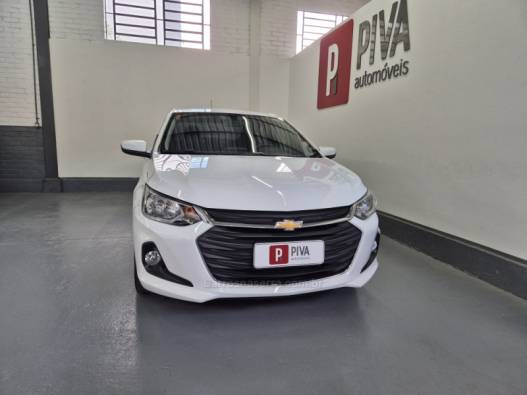 CHEVROLET - ONIX - 2022/2023 - Branca - R$ 77.000,00