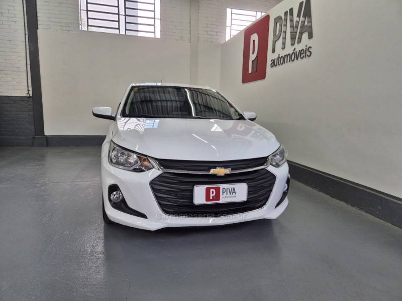 CHEVROLET - ONIX - 2022/2023 - Branca - R$ 77.000,00