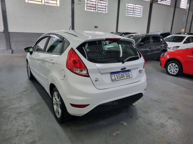 FORD - FIESTA - 2016/2016 - Branca - R$ 49.900,00