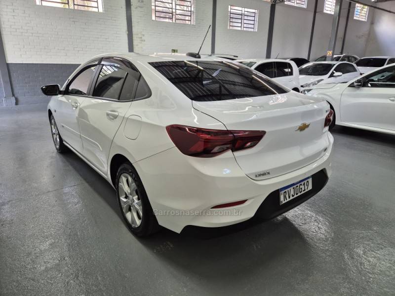 CHEVROLET - ONIX - 2022/2023 - Branca - R$ 77.000,00